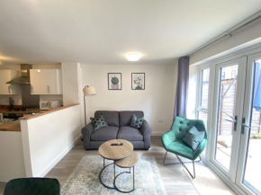 Birmingham Modern Town-House Great For Contractor Groups & Weekends Gated Private Parking with En-suite Shower Room